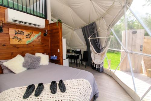 1 dormitorio con 1 cama en una tienda de campaña en Island Beach Hideaways, en Pomquet