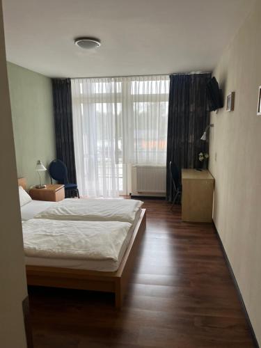 Katil atau katil-katil dalam bilik di Airport Hotel Jägerhof Weeze