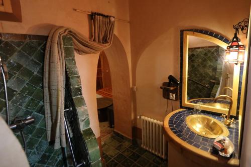 bagno con lavandino e specchio di Dar Jnan Tiouira Dades a Tamellalt