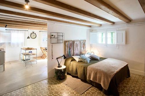 ラ・ガリガにあるEl Til·lerの部屋にベッドとテーブルがある寝室