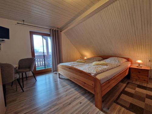 1 dormitorio con 1 cama en una habitación con ventana en Cafe & Pension Carmen en Brotterode