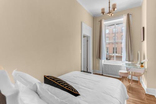 1 dormitorio con cama, escritorio y ventana en Charming 2Bd in Brooklyn Heights en Brooklyn