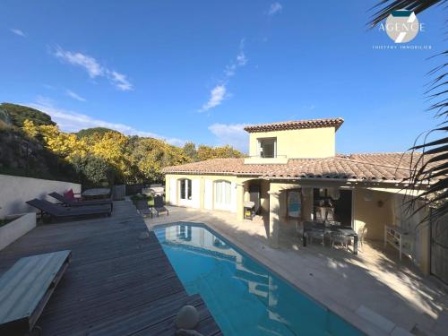 une villa avec piscine et une maison dans l'établissement Villa 6 personnes avec piscine privée, à Sainte-Maxime