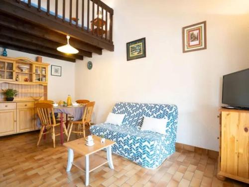 un salon avec un canapé et une table dans l'établissement St Cyprien superbe maison de vacances, à Saint-Cyprien