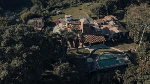an aerial view of a house with a swimming pool at El EQUIMITE HOTEL BOUTIQUE in Coatepec