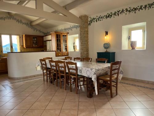 une salle à manger avec une table et des chaises dans l'établissement LE MAS PROVENCAL, à Vaison-la-Romaine