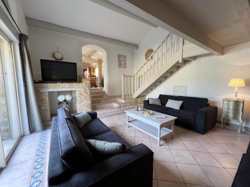 un salon avec deux canapés et une cheminée dans l'établissement LE MAS PROVENCAL, à Vaison-la-Romaine