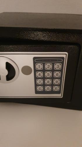 a close up of a remote control on a microwave at Del Camino. Hospedaje Temporal in Zapala
