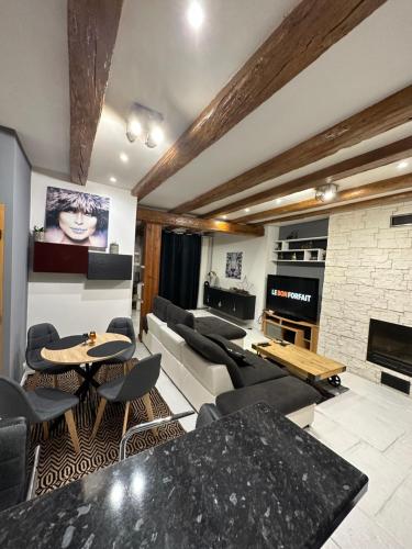 un salon avec un canapé et une cheminée dans l'établissement L 'étape68, à Soultz-Haut-Rhin