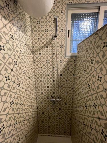y baño con ducha y pared de azulejos. en New Piso Centrico para 7pax a 2 min andando de Gran Via, en Madrid
