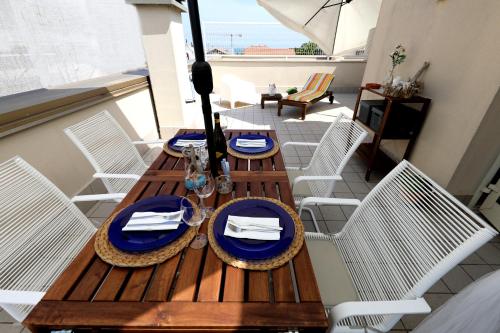 een houten tafel en stoelen op een balkon bij Casa Vivì in Porto SantʼElpidio