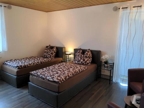 1 Schlafzimmer mit 2 Betten und einem Sofa in der Unterkunft Ferienwohnung im Grünen - b49689 in Grebenstein