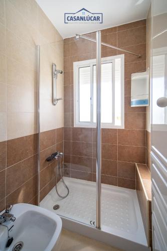 a bathroom with a shower and a sink at Apartamento mi Gitana in La Jara