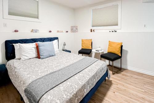 um quarto com uma cama e 2 cadeiras em Ballard Bliss Studio em Seattle