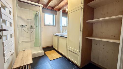 ein Bad mit einer Dusche und einem Waschbecken in der Unterkunft Le 225 villa 8 personnes in Saint-Valery-sur-Somme