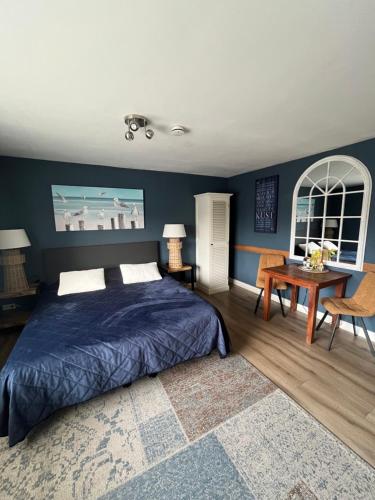 Postel nebo postele na pokoji v ubytování B&B De Koog Texel
