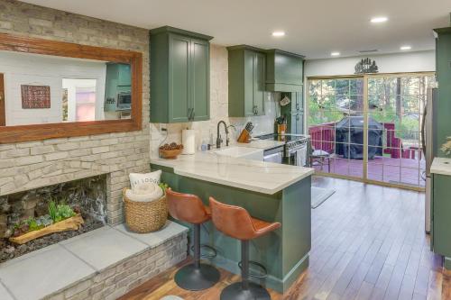 uma cozinha com armários verdes e uma lareira em Cozy Wrightwood Cabin Family and Pet Friendly! em Wrightwood