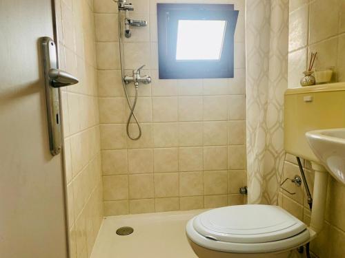 a small bathroom with a toilet and a shower at Tre Balconi - Casa Vacanza Salento in Carmiano