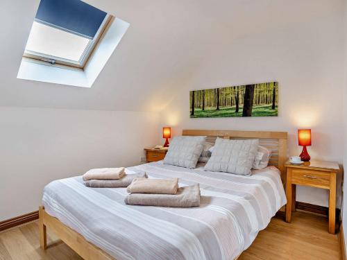 een slaapkamer met een groot wit bed met kussens bij 2 bed in Gower 40480 in Dunvant