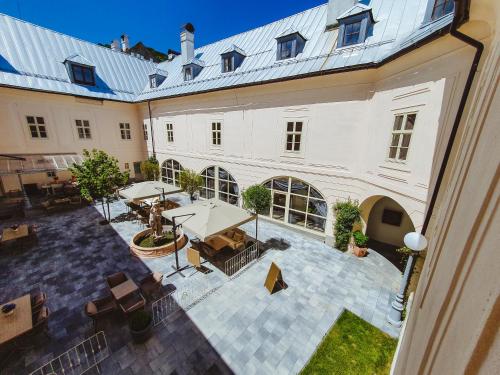 an overhead view of the courtyard of a building at Opera apartments in Banská Štiavnica