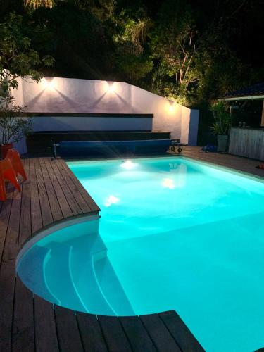 - une grande piscine bleue la nuit éclairée dans l'établissement Sand Pedro, à Pyla-sur-Mer