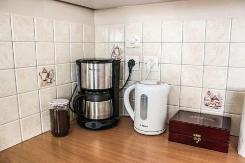 eine Küchentheke mit Kaffeemaschine und Mixer in der Unterkunft Holiday home at the edge of La Seine near Giverny in Moisson