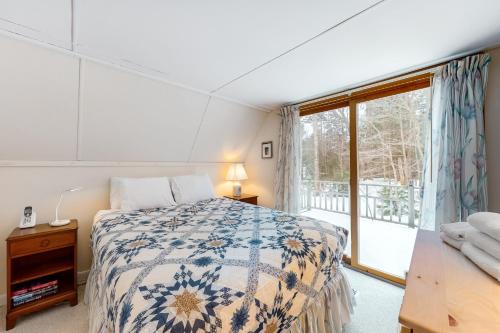 Giường trong phòng chung tại Mt Ellen Ski Chalet
