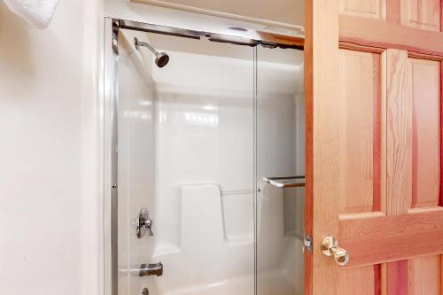 um chuveiro com uma porta de vidro na casa de banho em Mt Ellen Ski Chalet em Waitsfield