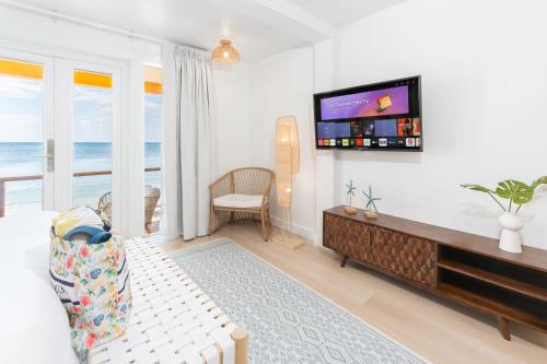 Televiisor ja/või meelelahutuskeskus majutusasutuses The Beach House Boutique Hotel