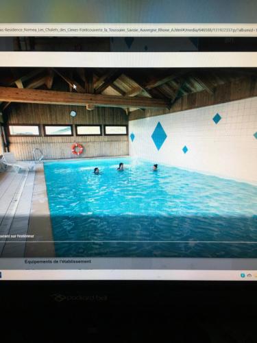 un écran d'ordinateur tiré sur une piscine dans l'établissement appartement des cimes, à La Toussuire