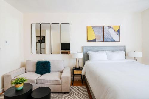 um quarto com uma cama grande e uma cadeira em 338-3B union square Newly Reno Sleeps 3 em Nova York