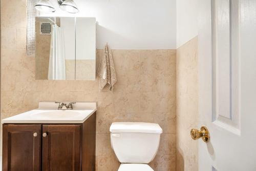 uma casa de banho com um WC, um lavatório e um espelho. em 338-3B union square Newly Reno Sleeps 3 em Nova York