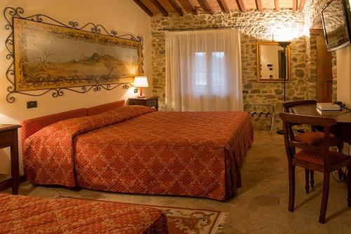 um quarto de hotel com duas camas e uma mesa em Country Hotel Poggiomanente em Umbertide
