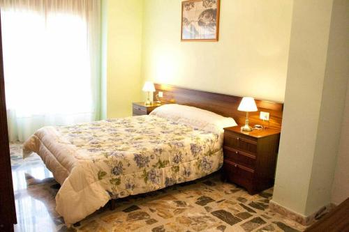 1 dormitorio con 1 cama y vestidor con 2 lámparas en 4 bedrooms appartement with wifi at Munebrega en Munébrega