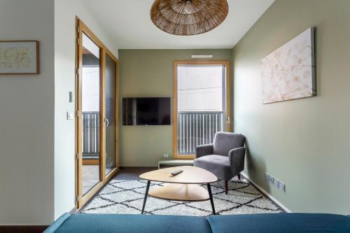 里昂的住宿－Suite Croix-Rousse : T3 avec patio !，客厅配有沙发、椅子和桌子