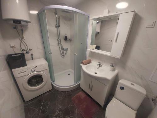 uma casa de banho com um WC, um lavatório e um chuveiro em Apartman NIKA em Daruvar