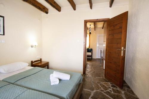 una camera da letto con un letto con due asciugamani sopra di Sunrise Sissi Apartments a Sissi