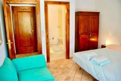 Pokój z łóżkiem i kanapą oraz łazienką w obiekcie 4 bedrooms appartement with terrace and wifi at Barbarano Romano w mieście Barbarano Romano