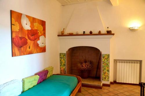 sala de estar con chimenea y sofá en 4 bedrooms appartement with terrace and wifi at Barbarano Romano, en Barbarano Romano