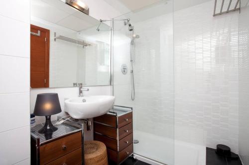 ein weißes Badezimmer mit Waschbecken und Dusche in der Unterkunft Comfortable Apartment in Mislata - 50 m² - Parking Included in Valencia