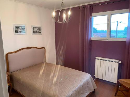 Schlafzimmer mit einem Bett und einem Fenster in der Unterkunft Villa de 2 chambres avec piscine privee terrasse et wifi a Saint Gaudens in Saint-Gaudens