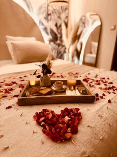 Postel nebo postele na pokoji v ubytování LoveRoom, La suite de l’extase