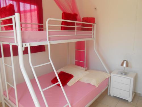 a bunk bed room with pink bunk beds at Ô PARADIS TERRESTRE in Capesterre-de-Marie-Galante