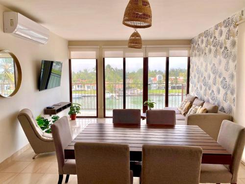 a living room with a wooden table and chairs at Vista al mar, Alberca, Netflix, Playa - Facturamos in Conchal