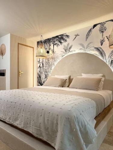 um quarto com uma cama grande e uma grande colcha branca em LoveRoom, La suite de l’extase em Puget-sur Argens
