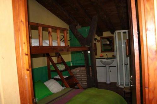 5 bedrooms house with wifi at Santa Cruz de Moncayo في Santa Cruz de Moncayo: غرفة نوم مع سرير بطابقين وحمام
