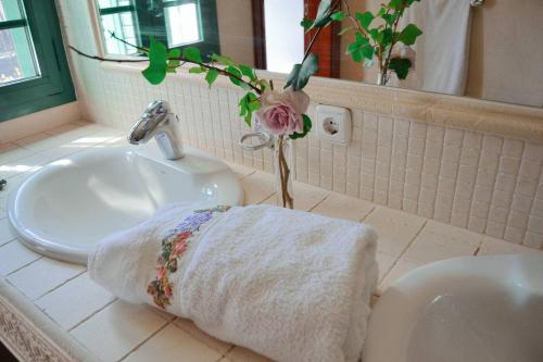 ein Badezimmer mit einem Waschbecken und einem Handtuch auf der Theke in der Unterkunft 4 bedrooms chalet with shared pool and wifi at Yaiza in Yaiza