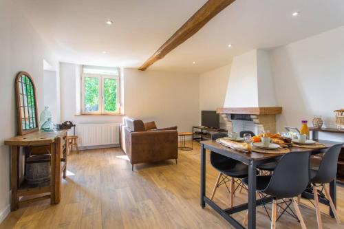 une cuisine et un salon avec une table et des chaises dans l'établissement Appartement charmant à Amiens avec parking inclus - 65m², à Amiens