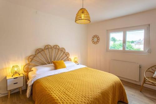 una camera da letto con un grande letto con una coperta gialla di Appartement d'une chambre avec wifi a Amiens ad Amiens