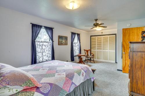 Ένα ή περισσότερα κρεβάτια σε δωμάτιο στο Cozy Kerrville Guest Cottage Near Guadalupe River!